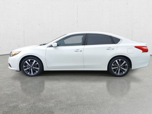 Used 2016 Nissan Altima 2.5 SR FWD image 8