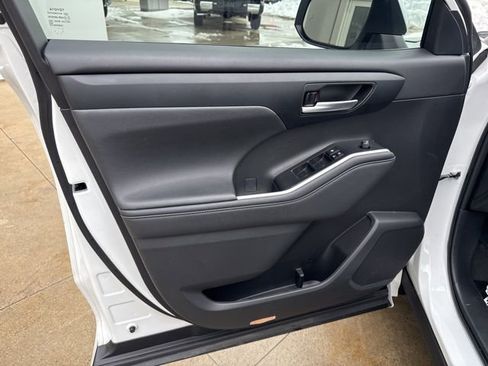 Used 2023 Toyota Highlander XLE image 23