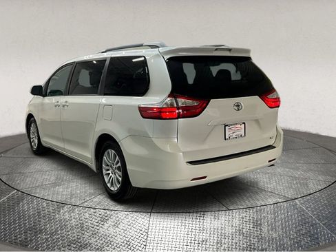 Used 2017 Toyota Sienna XLE image 5