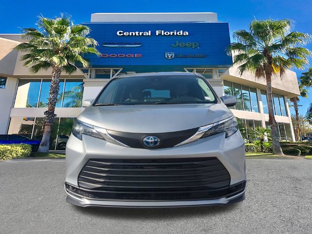 Used 2025 Toyota Sienna LE FWD image 3