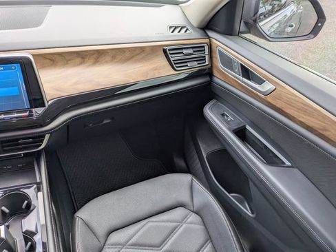 Used 2025 Volkswagen Atlas SE w/ Panoramic Sunroof Package FWD image 19