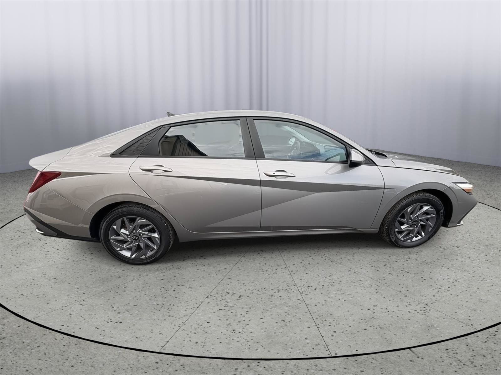 Used 2024 Hyundai Elantra SEL FWD image 6
