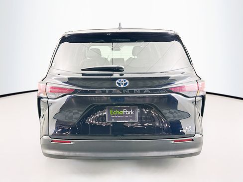 Used 2024 Toyota Sienna LE image 7