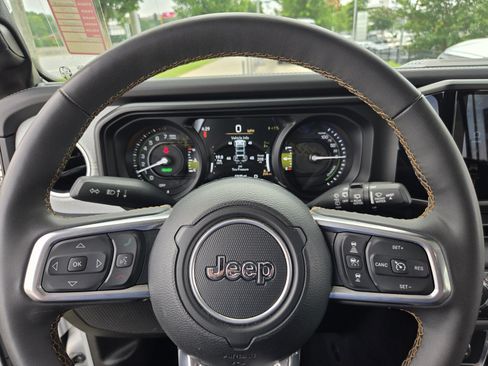 Used 2024 Jeep Wrangler Unlimited Sahara AWD/4WD image 22