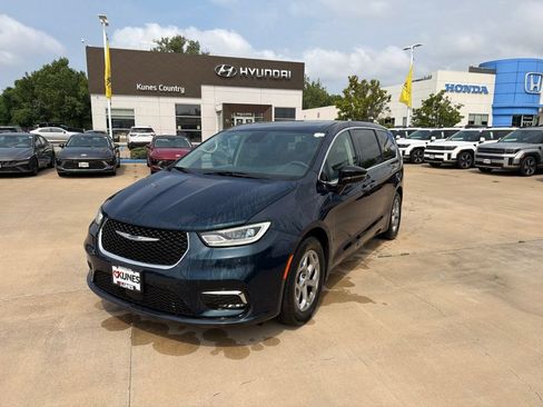 Used 2024 Chrysler Pacifica Limited FWD image 5
