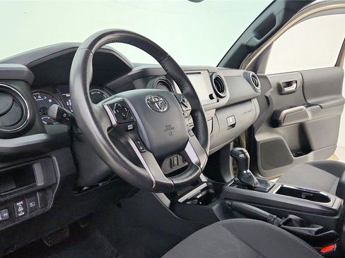 Used 2018 Toyota Tacoma TRD Off-Road AWD/4WD image 41