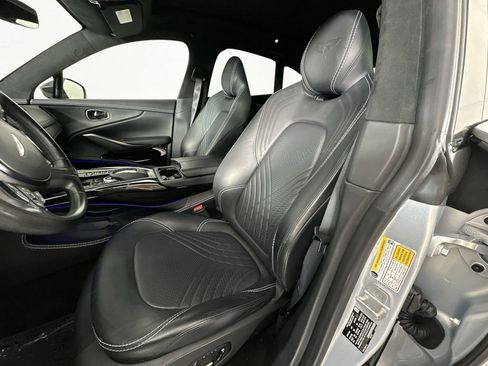 Used 2023 Aston Martin DBX image 11