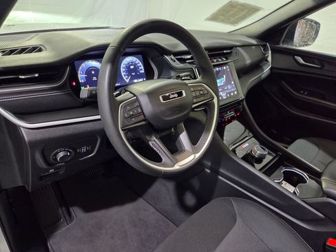Used 2024 Jeep Grand Cherokee Laredo X AWD/4WD image 6