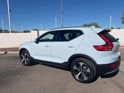 New 2025 Volvo XC40 B5 Core w/ Climate Package