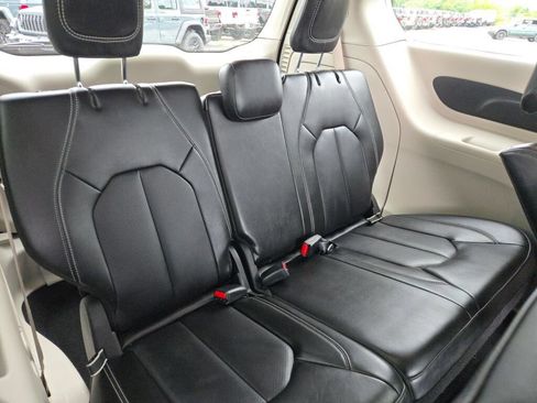 Certified 2024 Chrysler Pacifica Limited FWD image 17