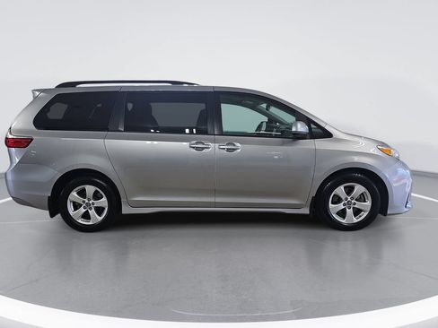 Used 2018 Toyota Sienna LE w/ Carpet Mat Package FWD image 2