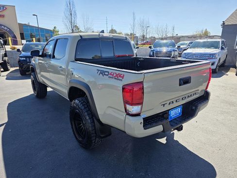 Used 2016 Toyota Tacoma TRD Off-Road w/ Premium & Technology Package image 7