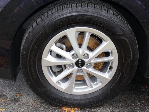 Used 2023 Kia Carnival LX image 6