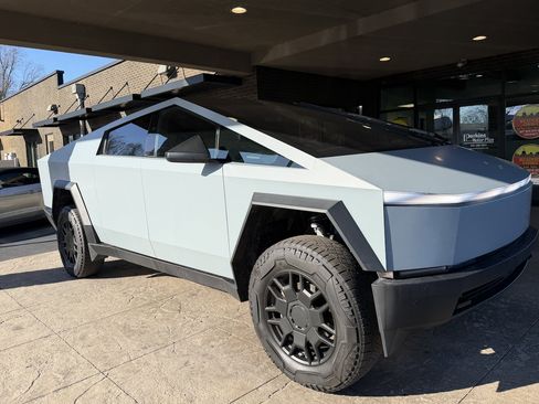 Used 2024 Tesla Cybertruck AWD Crew Cab image 4