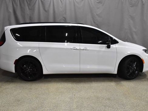 Certified 2025 Chrysler Pacifica Limited image 3