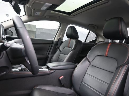 Used 2025 Nissan Sentra SR w/ SR Premium Package FWD image 11