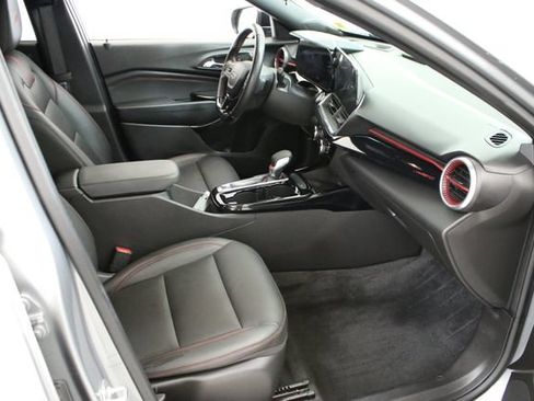 Used 2024 Chevrolet Trax RS w/ Sunroof Package FWD image 32
