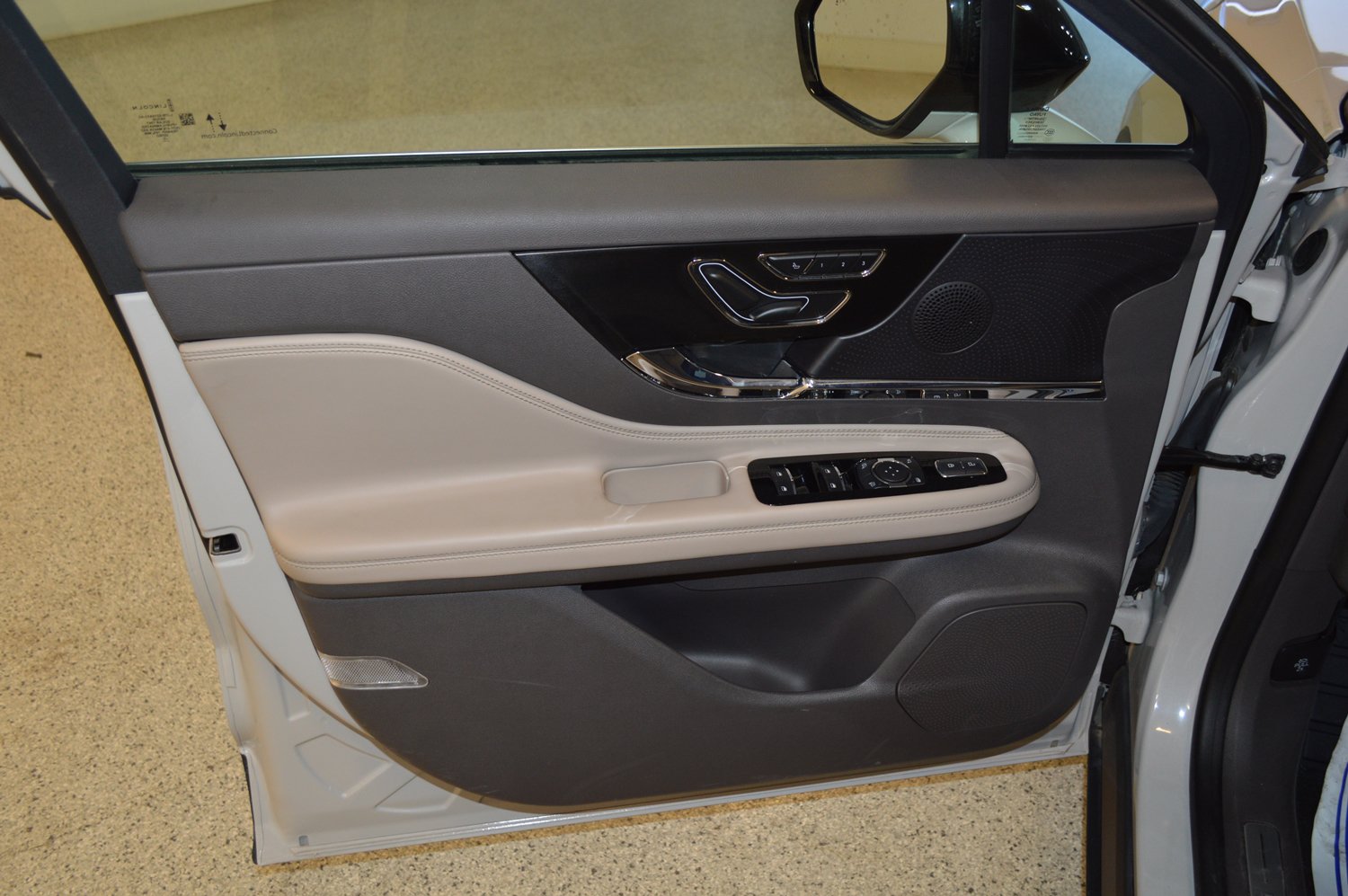Used 2023 Lincoln Corsair FWD image 14