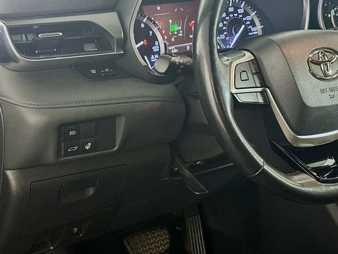 Used 2022 Toyota Highlander Limited FWD image 17