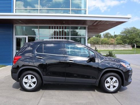 Used 2019 Chevrolet Trax LT w/ LT Convenience Package AWD/4WD image 2