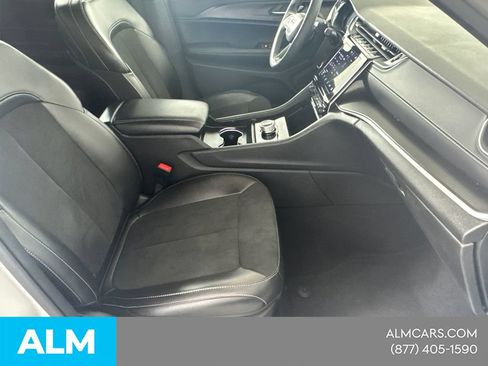 Used 2025 Jeep Grand Cherokee Altitude AWD/4WD image 16