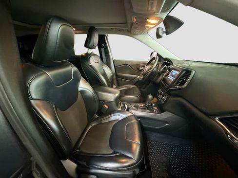 Used 2019 Jeep Cherokee Latitude Plus w/ Comfort/Convenience Group image 28