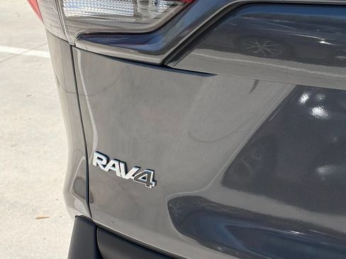 Used 2022 Toyota RAV4 XLE AWD/4WD image 5