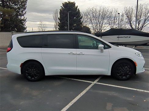 Used 2021 Chrysler Pacifica Touring w/ S Appearance Package image 2