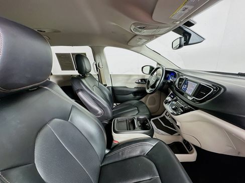 Used 2020 Chrysler Pacifica Touring-L FWD image 29