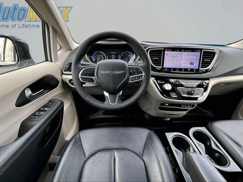 Used 2024 Chrysler Pacifica Touring-L FWD image 8