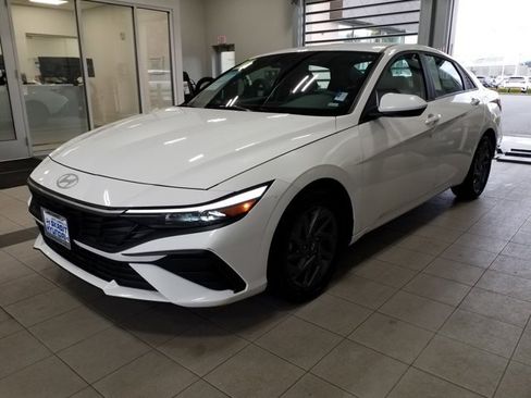 Used 2024 Hyundai Elantra SEL image 2
