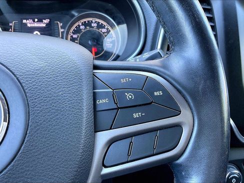 Used 2020 Jeep Cherokee Latitude Plus w/ Cold Weather Group AWD/4WD image 19