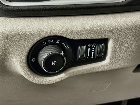 Used 2022 Chrysler Pacifica Touring-L FWD image 10