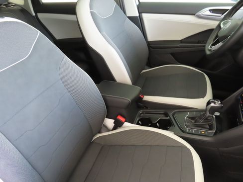 New 2026 Volkswagen Taos SE FWD image 25