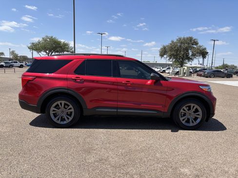 Used 2021 Ford Explorer XLT w/ Equipment Group 202A image 4