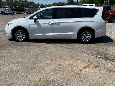 Used 2023 Chrysler Pacifica Touring-L FWD image 4
