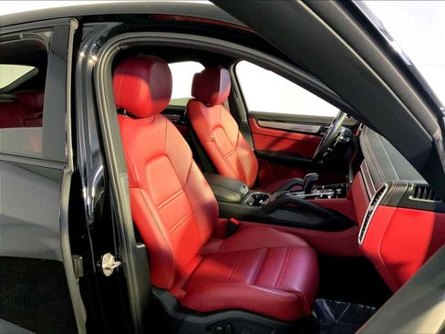 Certified 2022 Porsche Cayenne Platinum Edition image 18