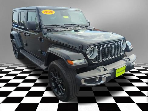 Used 2025 Jeep Wrangler Unlimited Sahara AWD/4WD image 10