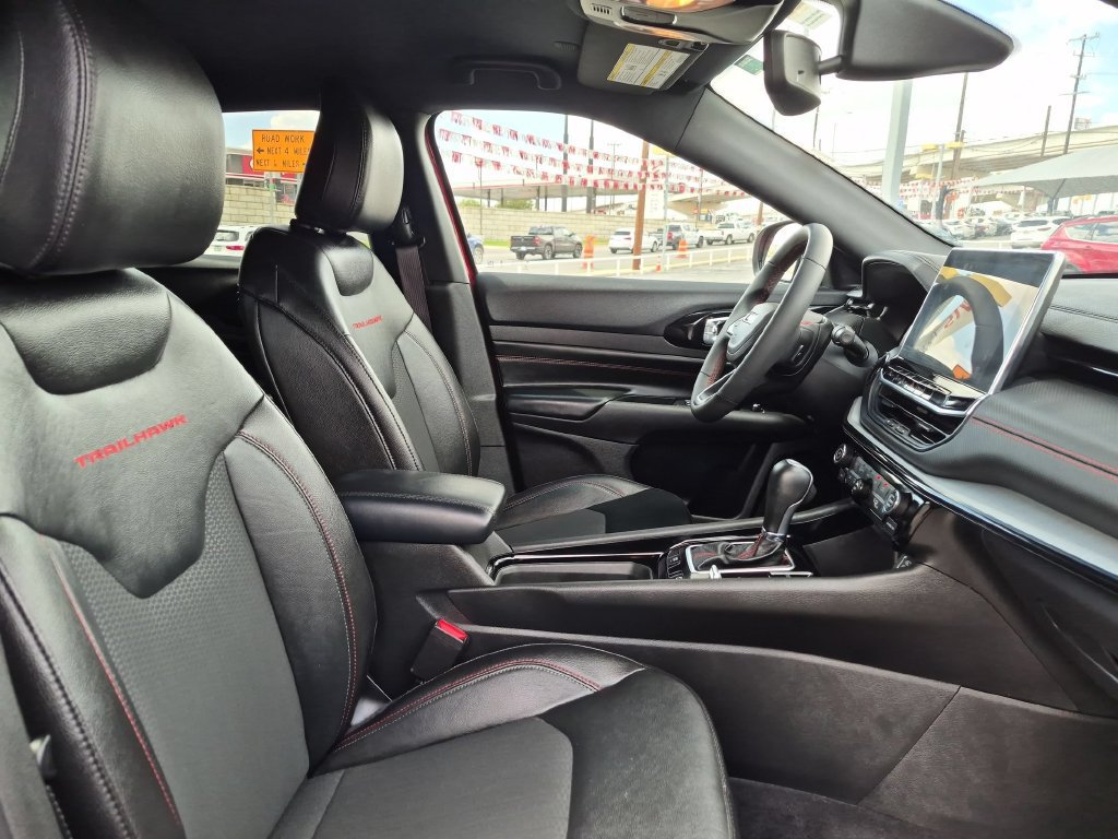 Used 2025 Jeep Compass Trailhawk AWD/4WD image 31