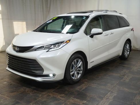 Used 2021 Toyota Sienna Limited image 2