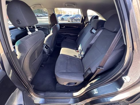 Used 2020 Kia Sorento LX image 41
