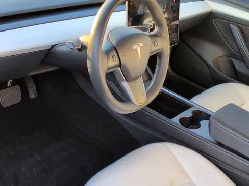Used 2022 Tesla Model 3 image 9