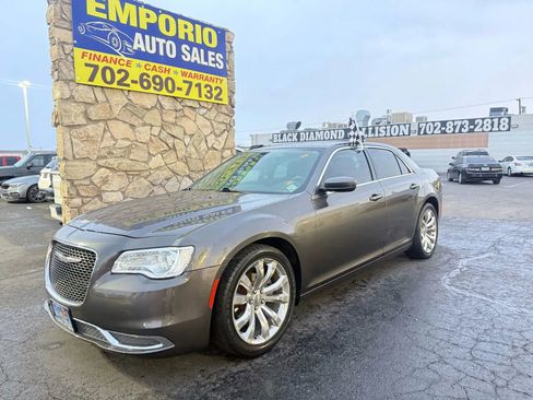 Used 2018 Chrysler 300 Touring L image 2