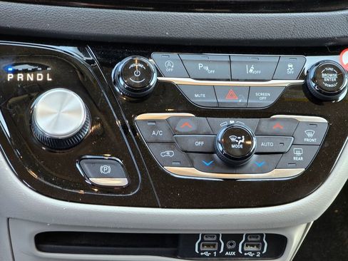 Used 2023 Chrysler Pacifica Touring-L image 21