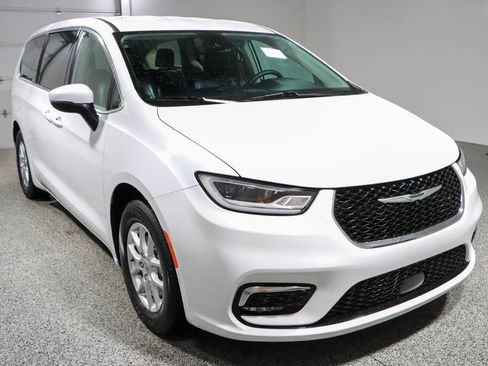 Used 2023 Chrysler Pacifica Touring-L FWD image 5