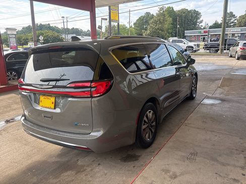 Used 2021 Chrysler Pacifica Touring-L FWD image 5