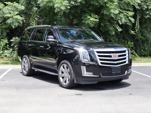 Used 2017 Cadillac Escalade Premium Luxury RWD image 9