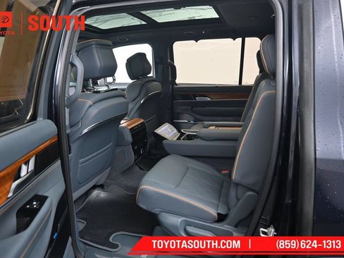 Used 2022 Jeep Grand Wagoneer Series III AWD/4WD image 10