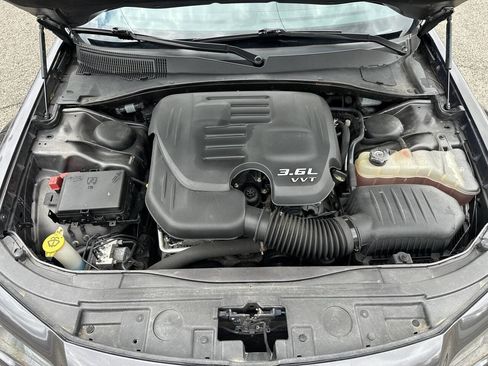 Used 2018 Chrysler 300 S w/ 300S Premium Group AWD/4WD image 9
