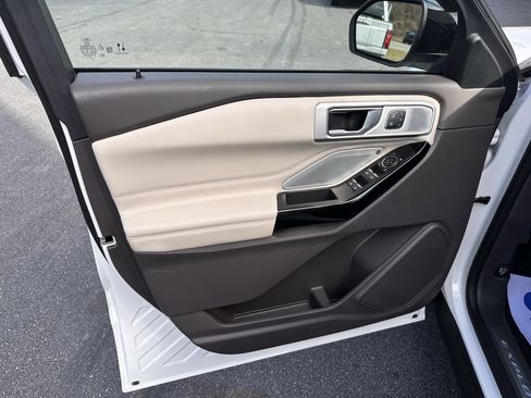 Used 2022 Ford Explorer Platinum w/ Equipment Group 601A image 9